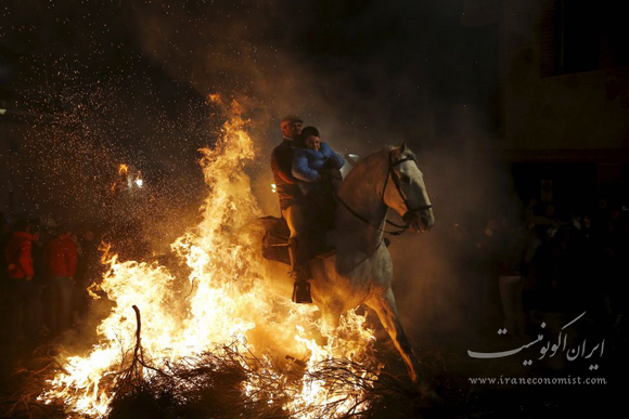 ایران اکونومیست چهارشنبه سوری و پریدن از روی آتش به سبک اسپانیایی