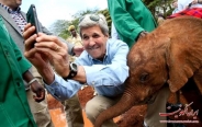سلفی جالب آقای وزیر با بچه فیل + عکس