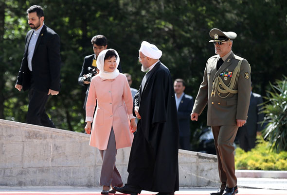 (تصاویر) استقبال روحانی از رئیس جمهور کره 