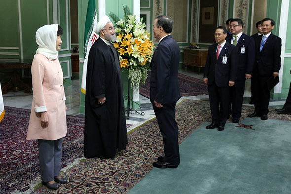 (تصاویر) استقبال روحانی از رئیس جمهور کره 