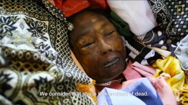 فیلم : سنت آرایش مردگان در اندونزی ( +18 )