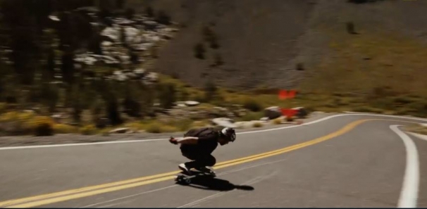 فیلم : اسکیت سواری و پیچ و تاب سرعت در جاده