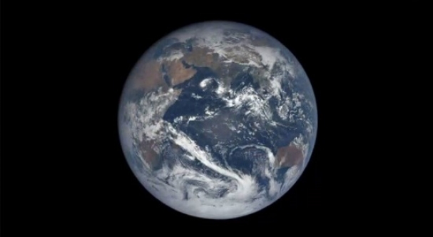 فیلم : یک سال گردش زمین از دید فضاپیما