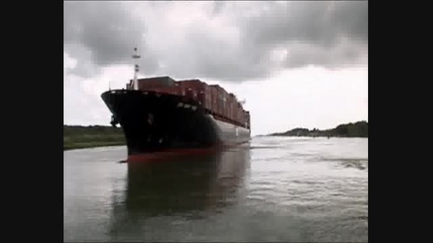 فیلم- عبور عجیب کشتی ها از کانال پاناما