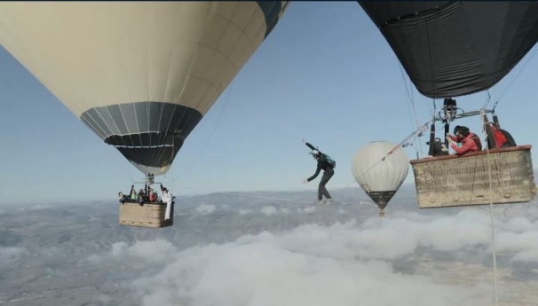 فیلم : ترسناک ترین بندبازی جهان ببین دو بالن در آسمان