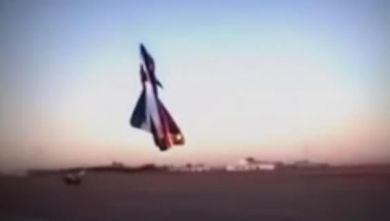 فیلم : هنرنمایی خلبان پاکستانی با جت جنگنده