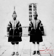 عکس : نوکرانی که در زمان ناصرالدین شاه جلوی کالسکه شاه می دویدند
