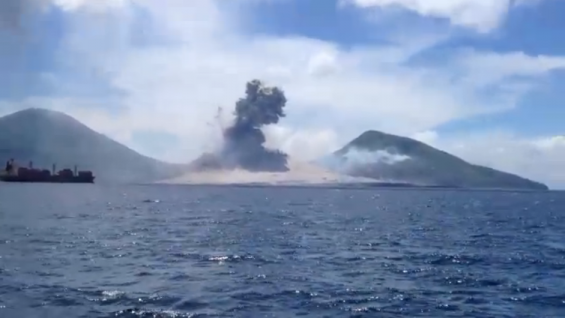 فیلم حیرت انگیز از فوران آتشفشان و موج انفجار