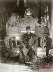 ناصرالدین شاه در تالار آینه - گلستان