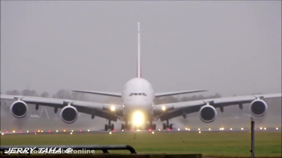 مبارزه بزرگترین هواپیمای مسافربری جهان با توفان آنگوس