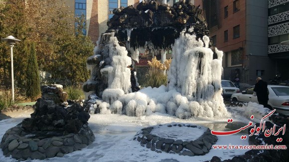 یخ زدن آبنمای یک پارک در خیابان ولیعصر تهران