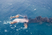 تصاویر رویترز از نفت‌کش ایرانی که در آب‌های چین آتش گرفت