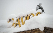 تک عکس : بارش برف در محل برگزاری اجلاس جهانی داووس در سوئیس