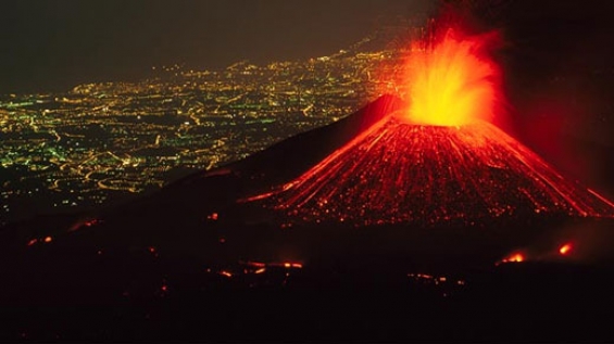 لحظه فوران کوه عظیم آتشفشان در مکزیک