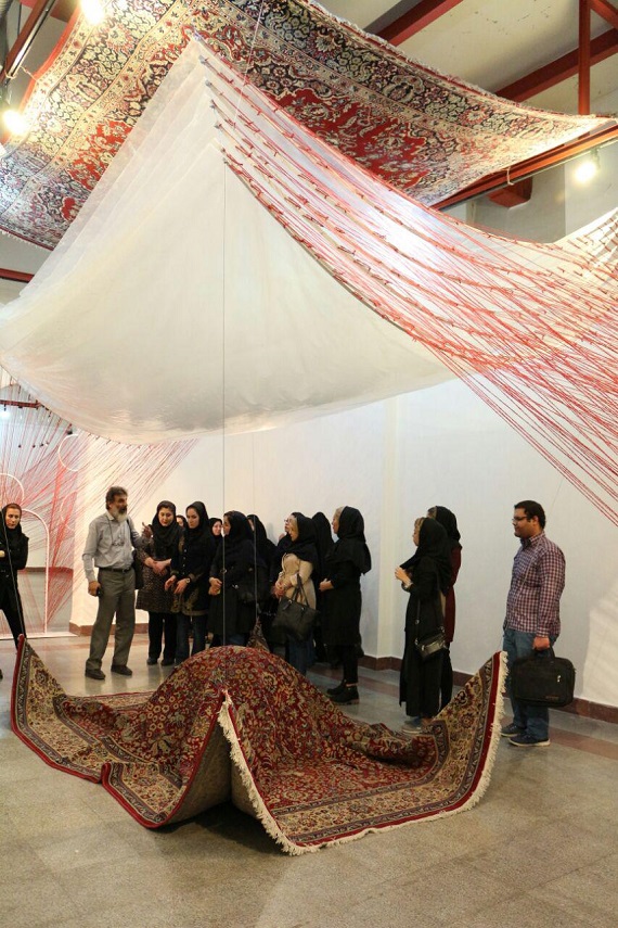 برگزاری نمایشگاه هنرهای محیطی فرش در آبشار تهران