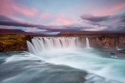 غروب بر آبشار خدایان ایسلند