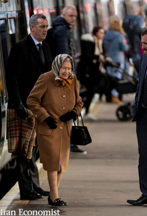 (تصاویر) ملکه انگلیس با روسری و به تنهایی به تعطیلات رفت