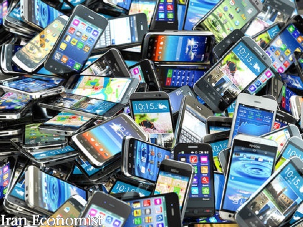 گوشی‌های توقیفی در راه بازار/ واردکنندگان ارز نیمایی می‌گیرند