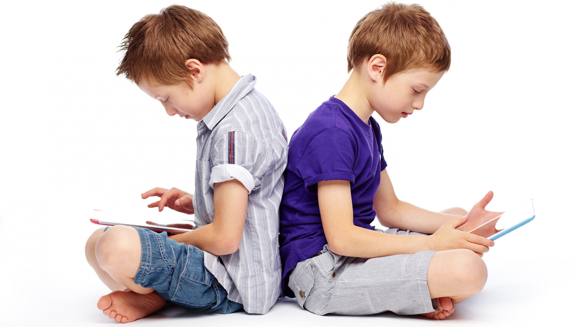 استفاده بیش از حد موبایل برای کودکان چه خطراتی دارد؟