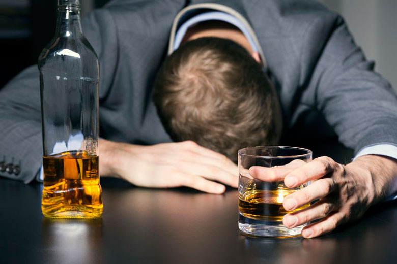 عوارض وحشتناکی که اعتیاد به الکل بر سرتان می‌آورد+ راه‌های ترک و درمان اعتیاد