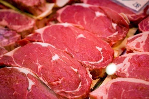 هیچ گزارشی  مبنی بر خواباندن گوشت در نوشابه نداشتیم/ نظارت کامل بر تولید، توزیع و تست دام و طیور وجود دارد