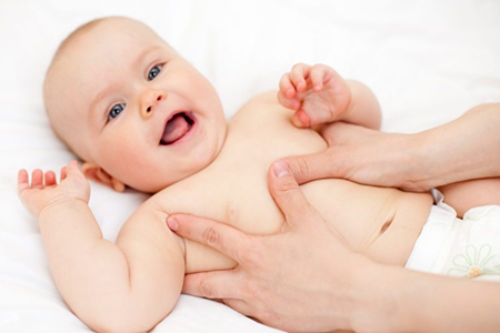 توصیه‌هایی مفید در درمان یبوست نوزادان/چه زمانی میگوییم نوزاد یبوست دارد؟