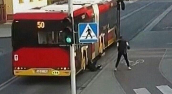 فیلم:لحظه وحشتناک افتادن دختر نوجوان به زیر اتوبوس