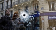 تک عکس : اصابت گلوله روی شیشه یک کافی نت در پاریس