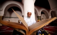 تک عکس : پیر مرد یمنی در حال قرائت قرآن