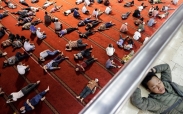 تک عکس : استراحت روزه داران اندونزی در مسجد