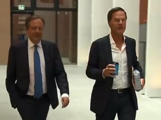 فیلم: واکنش نخست وزیر هلند وقتی قهوه اش روی زمین می ریزد