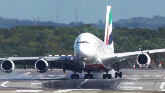 فیلم:لحظات دلهره آور لندینگ ایرباس A380 در طوفان - آلمان