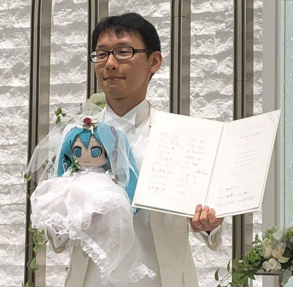 ازدواج عجیب مرد ژاپنی با یک عروسک!