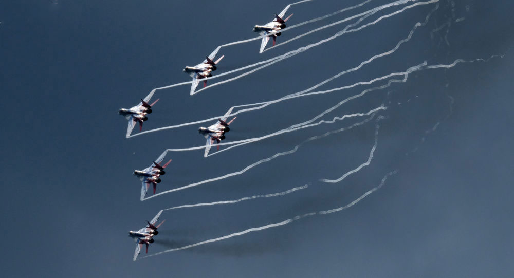 مانور جنگنده‌های ارتش در آسمان خلیج فارس در نمایشگاه هوایی کیش