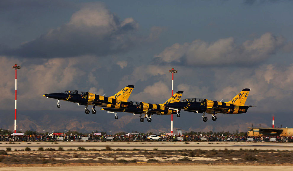 مانور جنگنده‌های ارتش در آسمان خلیج فارس در نمایشگاه هوایی کیش
