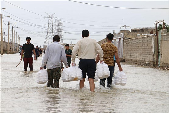 ارزشمندترین کمک به سیل زدگان از سوی یک دختر بچه/ سیل کمک‌های مردمی به سمت لرستان و خوزستان سرازیر است