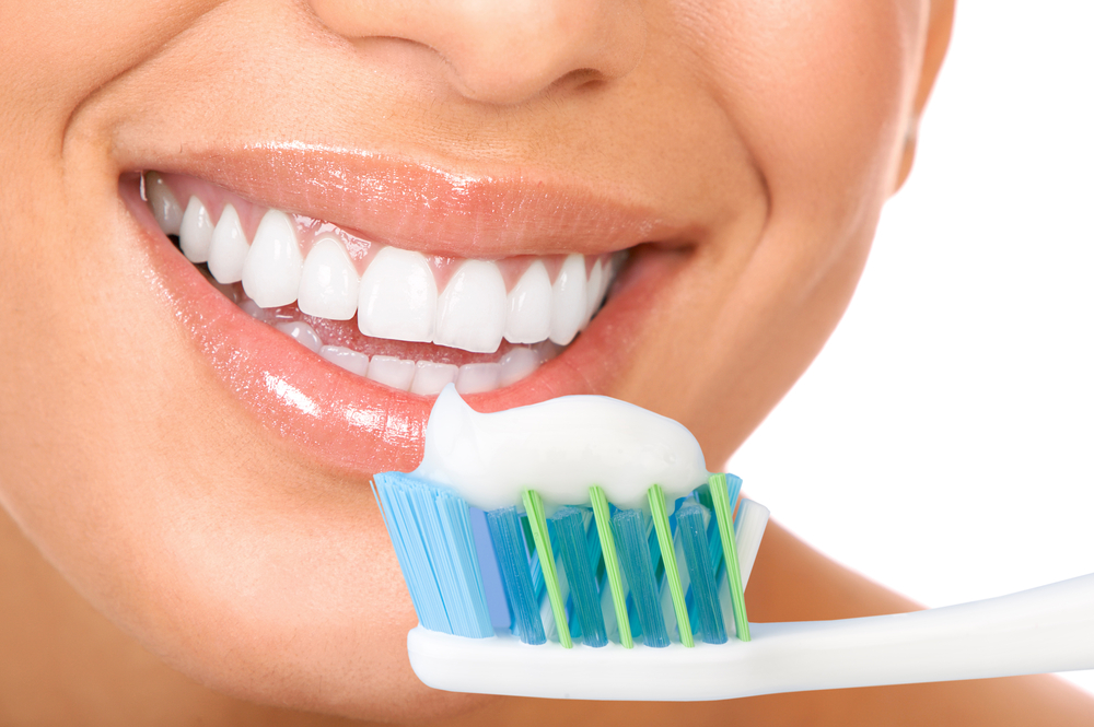 ۶ راه طبیعی سفید کردن دندان‌ها/ هشدار؛ این روش‌های سفیدی دندان خطرناک هستند