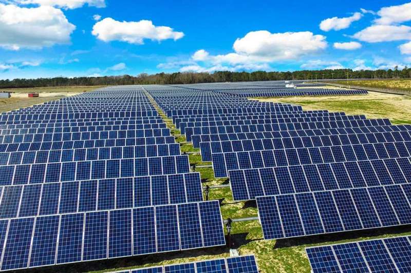 راه اندازی بزرگترین نیروگاه خورشیدی منظقه با ظرفیت ۳۰ هزار مگاوات