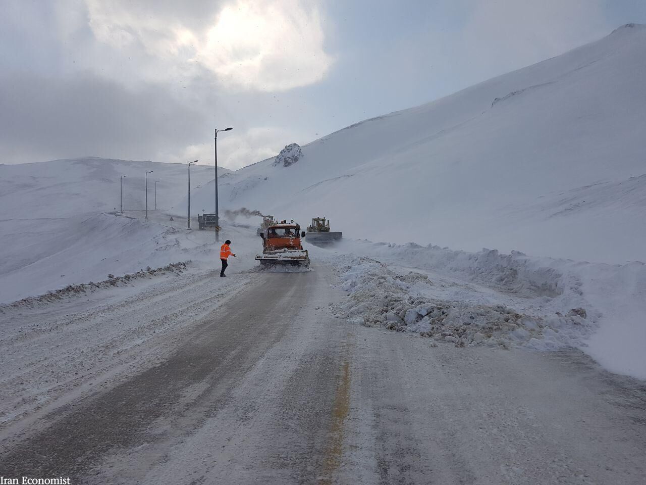 تصاویر | زمین گیر شدن ماشین‌ها در برف و کولاکِ جاده خلخال به اسالم