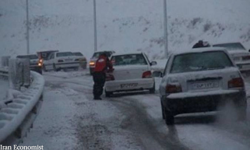 تصاویر | زمین گیر شدن ماشین‌ها در برف و کولاکِ جاده خلخال به اسالم