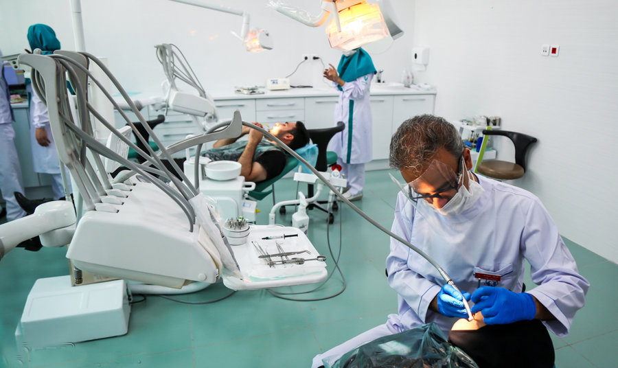 ۱۱۰۰ مرکز دندانپزشکی روستایی فاقد دندانپزشک است/ خطر انتقال ایدز و هپاتیت با فعالیت دندانپزشکان تجربی در مناطق محروم
