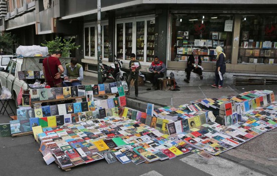 قاچاق کتاب کنار خیابان انقلاب!/ آیا دست‌فروشان کتاب ساماندهی می‌شوند؟
