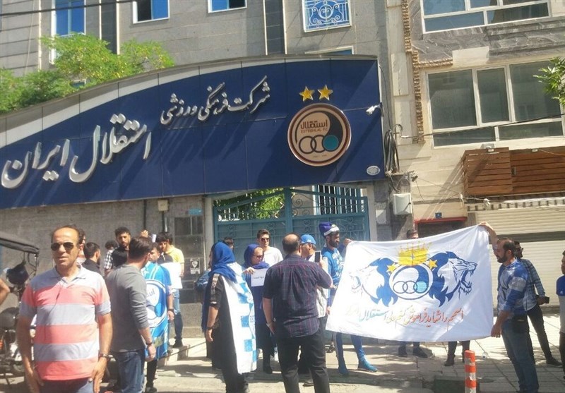 تجمع هواداران استقلال برابر باشگاه با شعار علیه فتحی