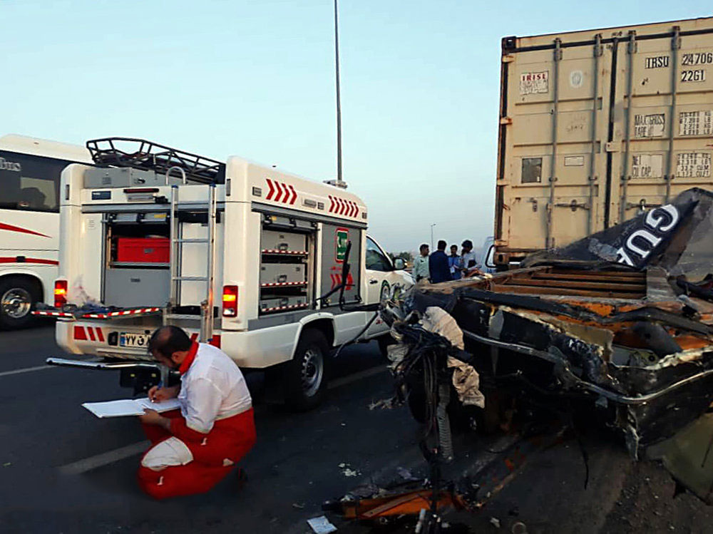 تصاویر: تصادف مرگ‌بار اتوبوس و تریلی در اتوبان کاشان