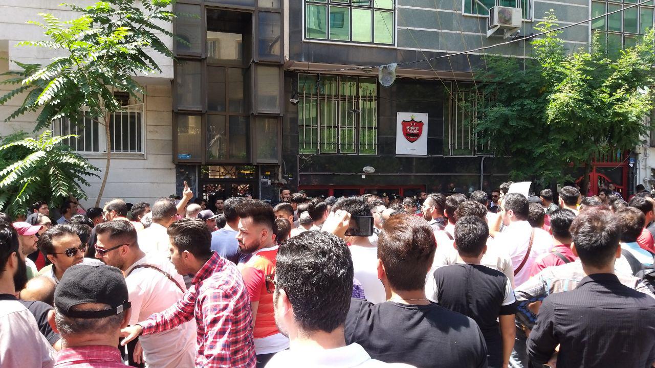 واکنش پلیس به تجمع هواداران در مقابل باشگاه پرسپولیس/ تمجع ۳۰۰ نفر به دلیل اعتراض به تصمیمات مدیریت باشگاه