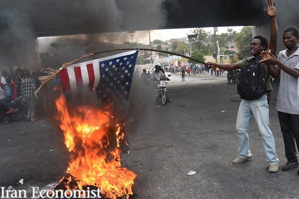 پرچم آمریکا در برابر کاخ سفید به آتش کشیده شد + تصاویر