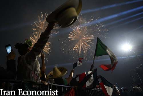 دیدنی‌های امروز: از جشن سالگرد استقلال مکزیک تا تمرین یوگای مرزی