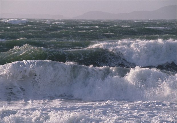 دریای خزر مواج است/روزهای بارانی در شمال کشور