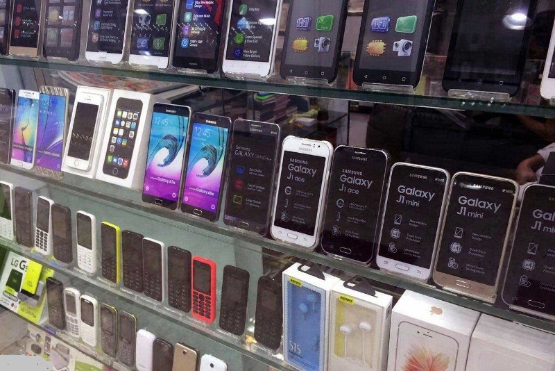 کاهش قیمت تلفن همراه در بازار