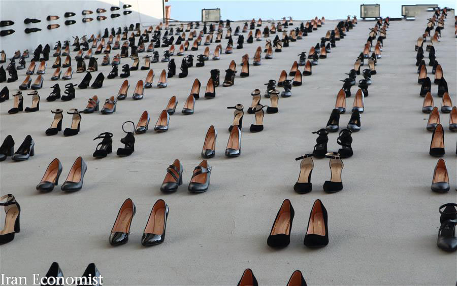 تصاویر: اثر هنری با کفش پاشنه بلند در اعتراض به زن کشی